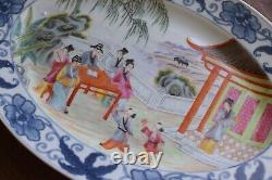 Un Grand Plateau De Porcelaine Chinoise Très Fine Avec Des Scènes Figuratives Du 20ème Siècle