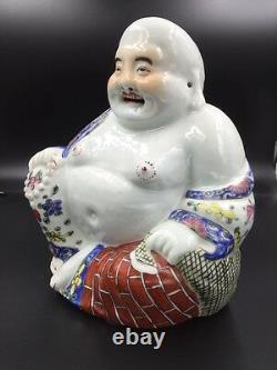 Un Grand Porcelain Chinois Assis En Train De Rire Bouddha