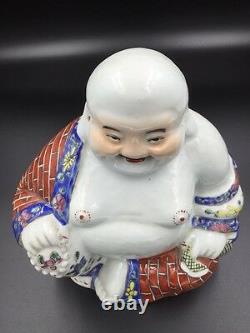 Un Grand Porcelain Chinois Assis En Train De Rire Bouddha