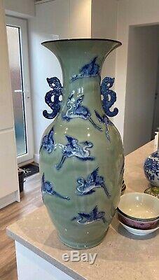 Un Rare Chinois Grand Qing Qianlong Céladon-sol Grues Bleu Et Blanc Vase