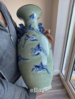 Un Rare Chinois Grand Qing Qianlong Céladon-sol Grues Bleu Et Blanc Vase