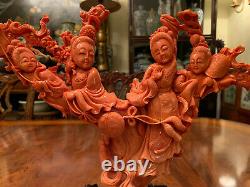 Un Superbe Grand Groupe Figural Chinois Sculpté De Corail Avec Le Stand De Bois De Rose