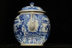 Un Très Grand Bleu En Porcelaine Chinoise Et Pot De Thé Blanc