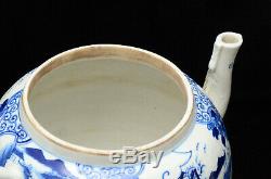 Un Très Grand Bleu En Porcelaine Chinoise Et Pot De Thé Blanc