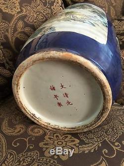 Un Très Grand Et Massif Vase En Porcelaine Bleue Poudrée De Chine