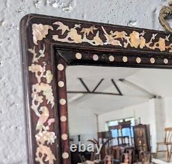 Un grand miroir en bois précieux chinois ancien orné de nacre