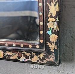 Un grand miroir en bois précieux chinois ancien orné de nacre