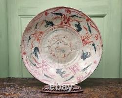 Un grand plat en céramique Swatow chinoise de la fin du XVIe-début du XVIIe siècle