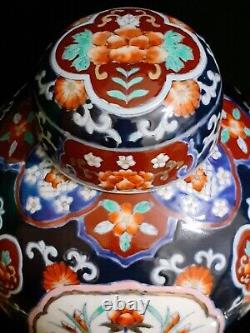 Un grand pot à gingembre avec cartouche rare en porcelaine de la famille noire chinoise