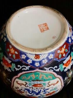 Un grand pot à gingembre avec cartouche rare en porcelaine de la famille noire chinoise