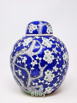 Un grand pot en porcelaine chinoise de l'époque du milieu du siècle
