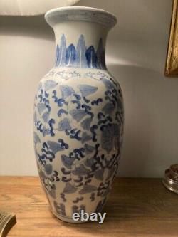 Un grand vase céramique chinois bleu et blanc décoratif moderne de qualité
