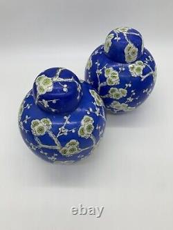 Une Grande Paire De Pots De Gingembre À Fleurs Bleues Chinoises Antiques