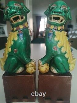 Une Grande Paire Vintage De Chiens Foo Verts Et Jaunes Figurines Ornementales Chinoises