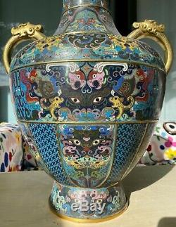 Une Grande Poignée Vase Cloisonné ' Chinese'dragon