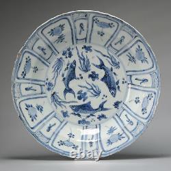 Une Grande Porcelaine D'exportation Chinoise Bleu Et Blanc 'kraak' Plat Ming Wanli Poissons