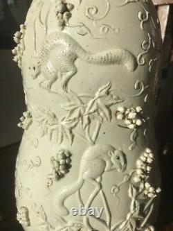 Une Très Grande Vase De Porcelaine Chinoise / Orientale Blanche