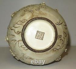 Une Très Grande Vase De Porcelaine Chinoise / Orientale Blanche