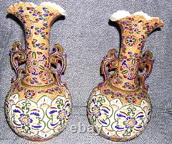 Une grande paire de magnifiques vases décoratifs en céramique vintage, décorés à la main, 15 cm de hauteur.