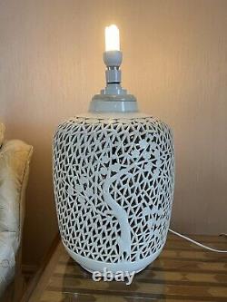 Une lampe en Blanc de Chine à grand travail ouvert réticulé. Style Mid Century Modern.