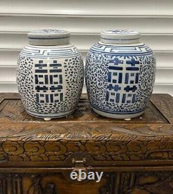 Une paire de grands pots à gingembre chinois bleus et blancs vintage/anciens