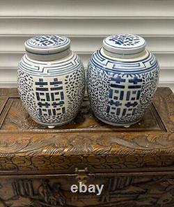 Une paire de grands pots à gingembre chinois bleus et blancs vintage/anciens