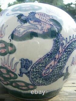 Une paire de très grandes jarres de gingembre chinoises représentant des dragons - Hauteur de 10 pouces