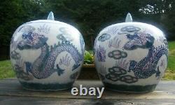 Une paire de très grandes jarres en porcelaine chinoise représentant des dragons - 10 pouces de hauteur