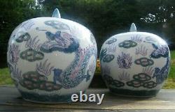 Une paire de très grandes jarres en porcelaine chinoise représentant des dragons - 10 pouces de hauteur