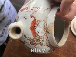 Une théière et son couvercle en porcelaine de Canton de style famille rose + dorures, de Chine, rare et de grande taille, datant du XVIIIe siècle, sous la période Qianlong.