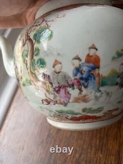 Une théière et son couvercle en porcelaine de Canton de style famille rose + dorures, de Chine, rare et de grande taille, datant du XVIIIe siècle, sous la période Qianlong.