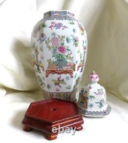 Vase À Liserie En Porcelaine De La Famille Des Chinois Avec Support En Bois Marqué