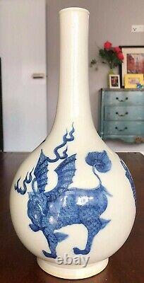 Vase De Bouteille Bleu Chinois & Blanc Avec 3 Bêtes Mythiques Marque 19èmec Kangxi