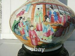 Vase De Bouteille De La Famille Chinoise Antique Avec Base En Bois Sculpté Grande
