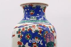 Vase De Porcelaine Aux Figures Et Aux Fleurs