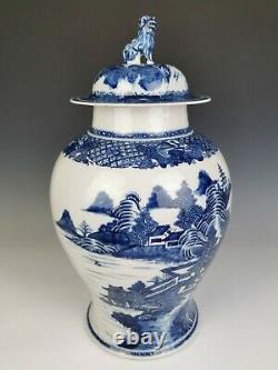 Vase De Porcelaine Bleu Et Blanc, Période Qianlong (18ème C)