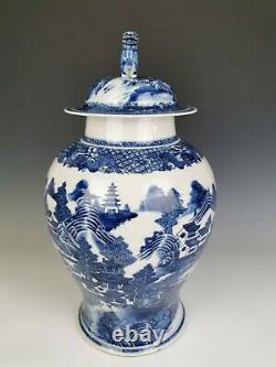 Vase De Porcelaine Bleu Et Blanc, Période Qianlong (18ème C)