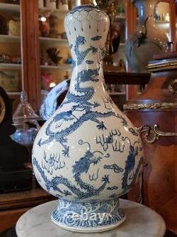 Vase De Porcelaine Bleu Et Blanc Wanli Ming Qianglong Qing 20e C