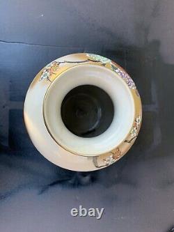 Vase De Porcelaine Chinoise De Style Vintage