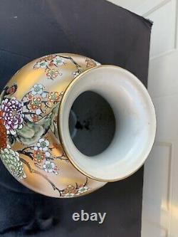 Vase De Porcelaine Chinoise De Style Vintage
