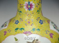 Vase De Porcelaine Peinte Au Sol Jaune De La Grande Famille Chinoise