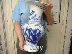 Vase De Queue De Phénix Bleu Et Blanc Finement Peint En Porcelaine Chinoise 19e C