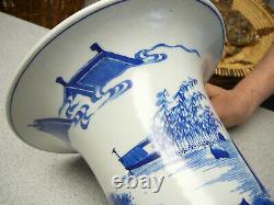 Vase De Queue De Phénix Bleu Et Blanc Finement Peint En Porcelaine Chinoise 19e C
