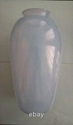 Vase en verre soufflé chinois du XVIIIe / XIXe siècle, de grande taille, à col en forme de bouteille et étui en verre lavande.