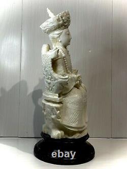 Vintage Chinese Grand Intricately Sculpté Résine Statue D'impératrice Sur Chêne Plinth
