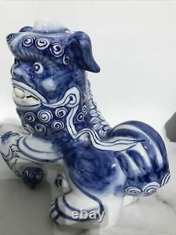 Vintage Chinois Grande Paire Bleu Et Blanc Porcelaine Foo Dog Statues 8.5 Tall